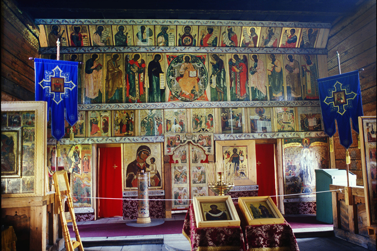 Église de l’Intercession. Intérieur avec iconostase après restauration et reconsécration