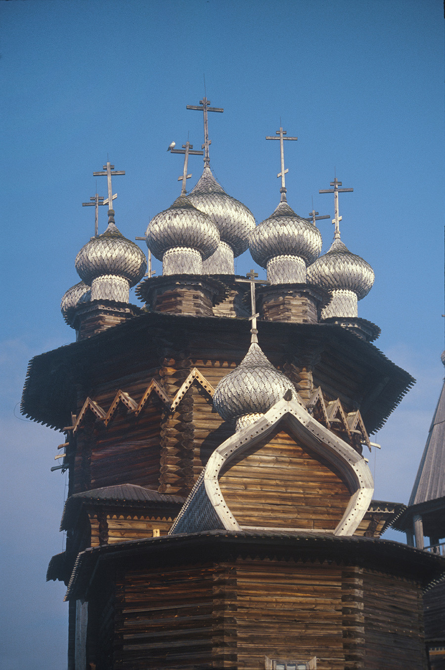 Église de l’Intercession, vue est. Gouttière en bois visible sous le motif en chevron