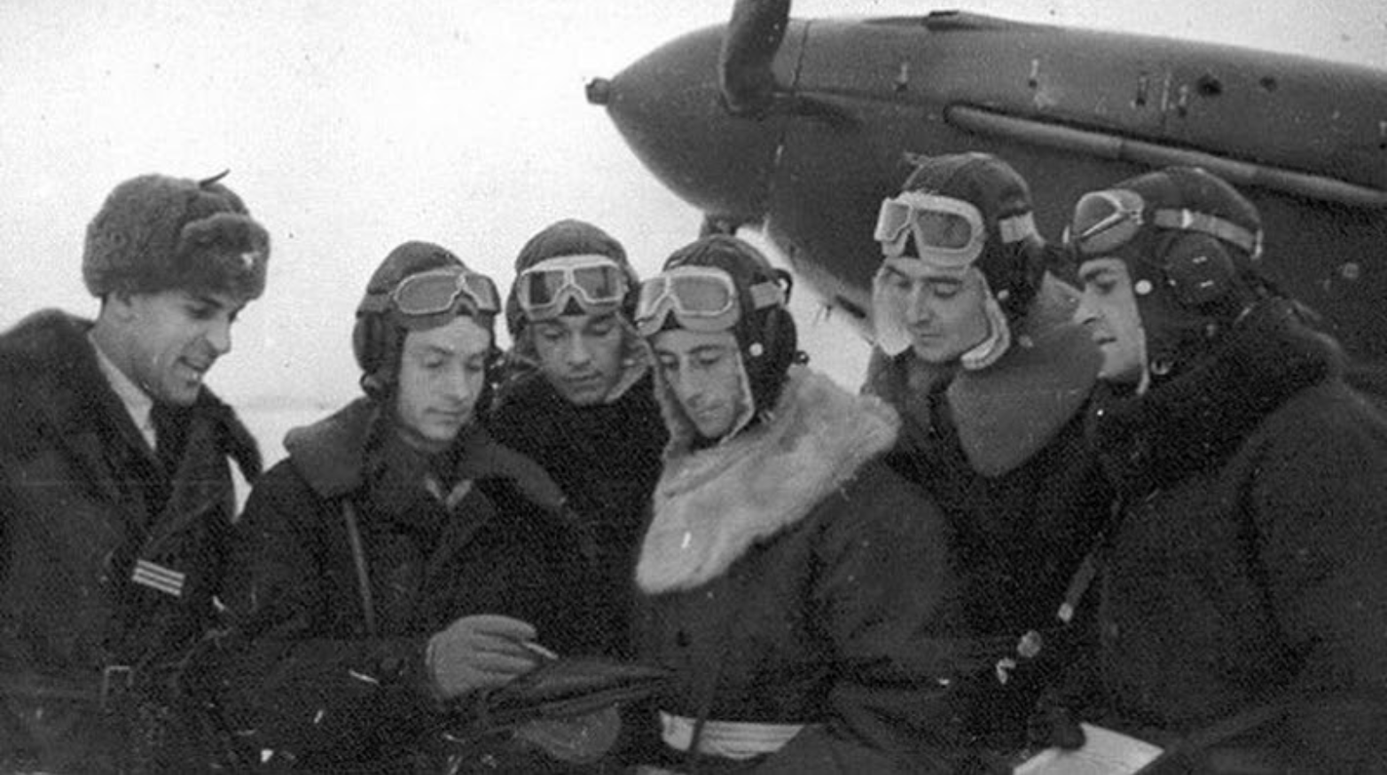 Albert Mirlesse (à gauche) avec les pilotes de Normandie-Niémen