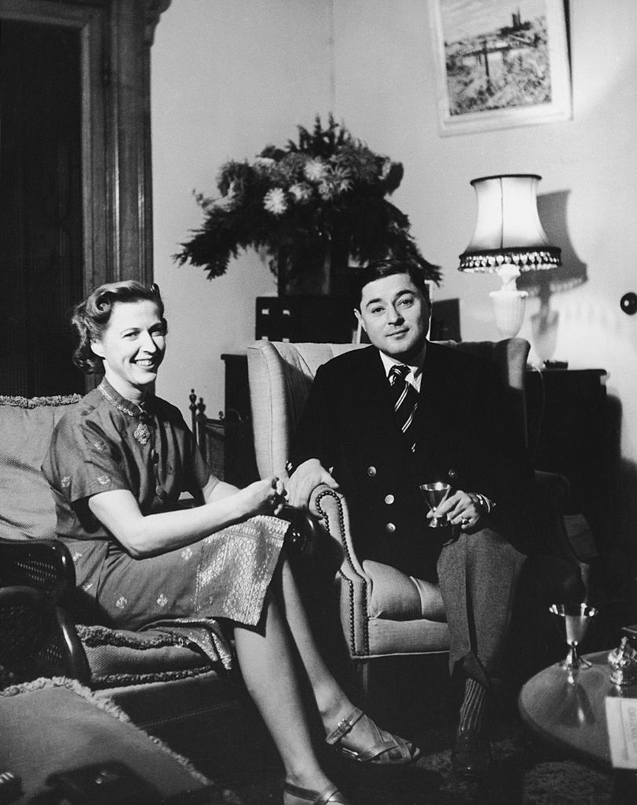 Pangeran Chula Chakrabongse bersama istrinya Elizabeth di rumah mereka di Cornwall, sekitar tahun 1952.