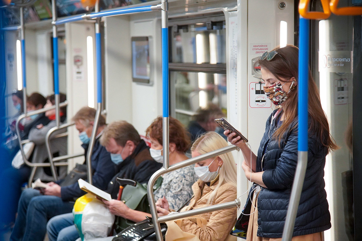 Pemberlakukan kewajiban penggunaan masker di kereta bawah tanah Moskow, 6 Oktober 2020.