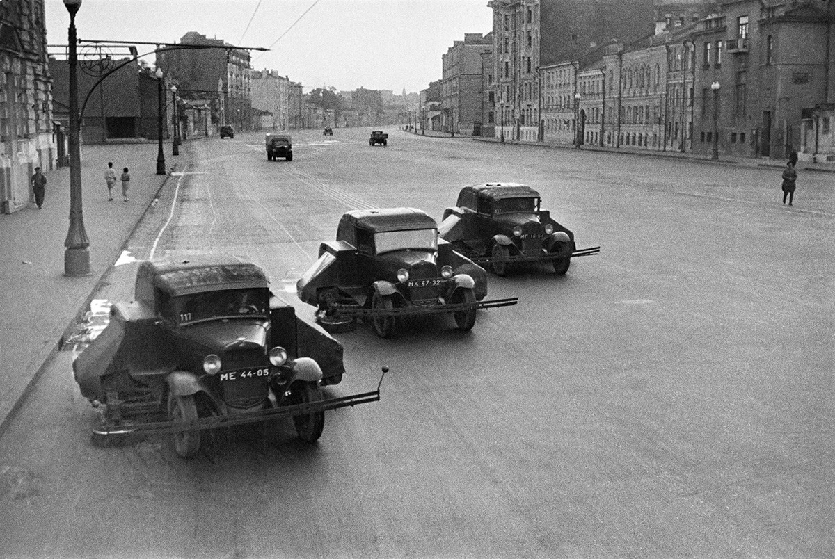 Почистване на улици в Москва. Почистващи машини ПУ-5 на шаси от ГАЗ-MM, 1938 г.