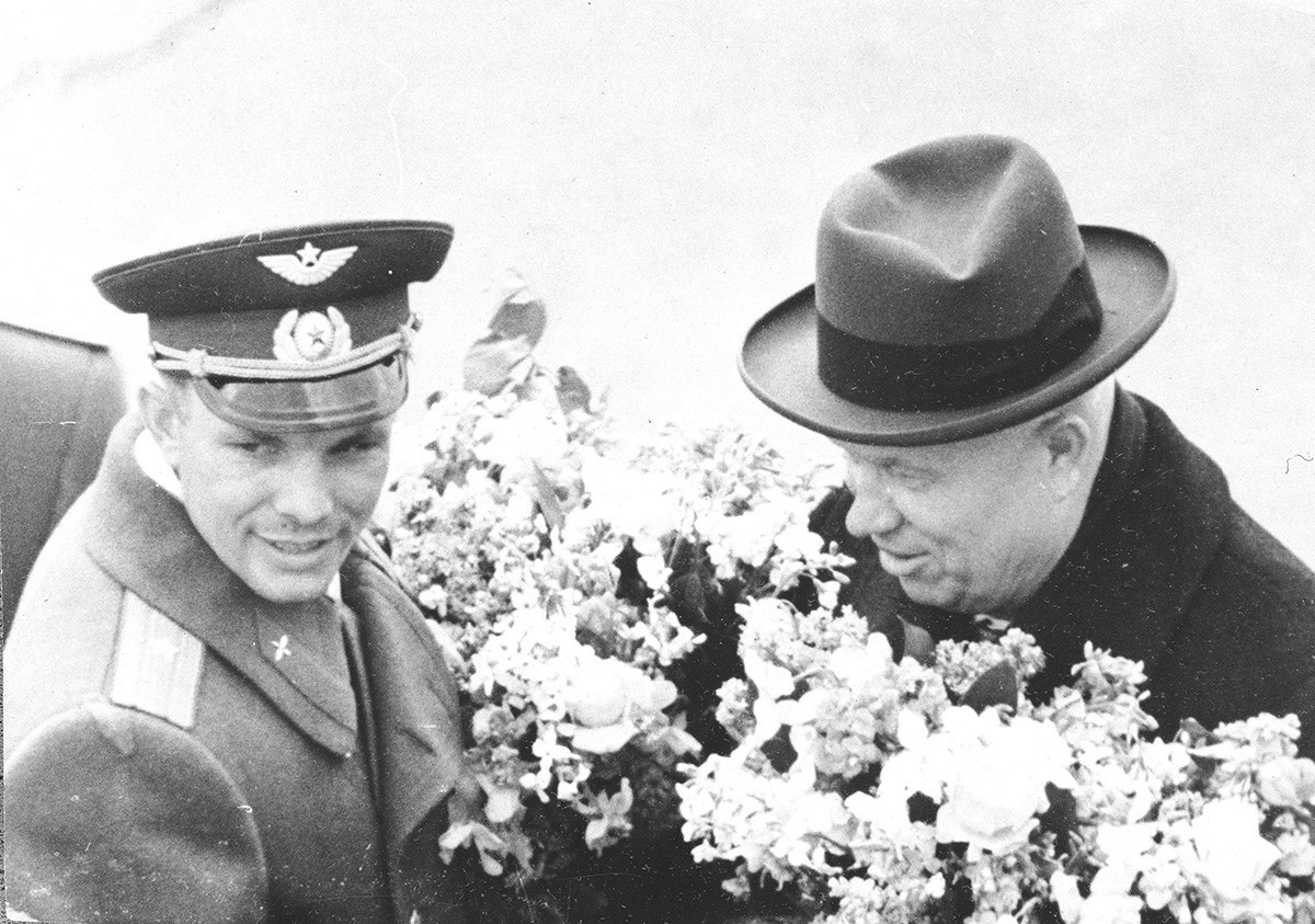 Juri Gagarin und Nikita Chruschtschow am Flughafen Wnukowo während seiner Begrüßung in Moskau nach seinem Flug am 14. April 1961.