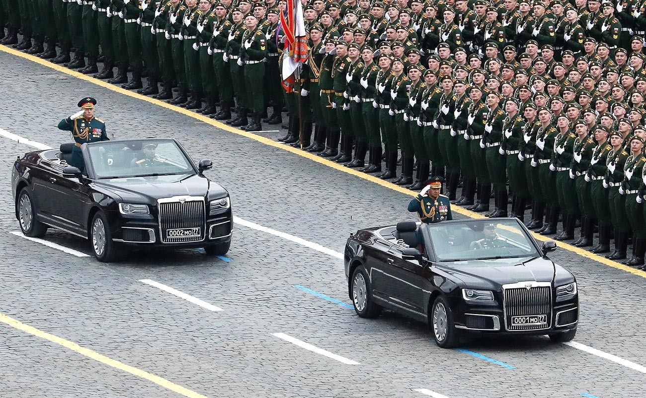 Ce que l'on appelle traditionnellement le « régiment présidentiel » inaugure la cérémonie en défilant devant les rangs de soldats, les officiers militaires, les invités d'honneur, ainsi que le président, Vladimir Poutine.