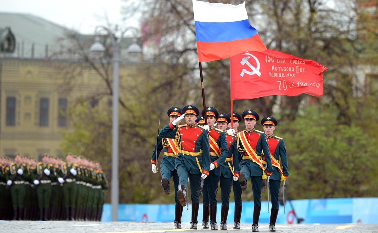 Plus de 12 500 militaires, accompagnés de 200 pièces d'armement, ont défilé dans le centre de Moscou et sur la place Rouge le 9 mai, alors que la Russie célébrait le 76e anniversaire de la fin de la Grande Guerre patriotique (nom donné en Russie au front de l’Est, ayant duré de 1941 à 1945). 