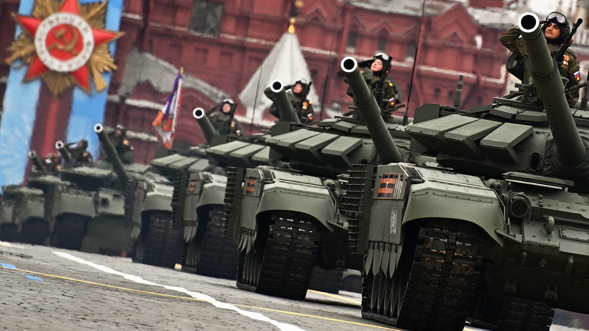 La dernière modification russe des chars T-72B3 avec blindage réactif explosif Relikt, ce qui la rend comparable au char T-14 Armata de nouvelle génération. Le pays démontre ainsi que la « peau » du vieux monstre soviétique est devenue plus épaisse et peut résister aux armes modernes.