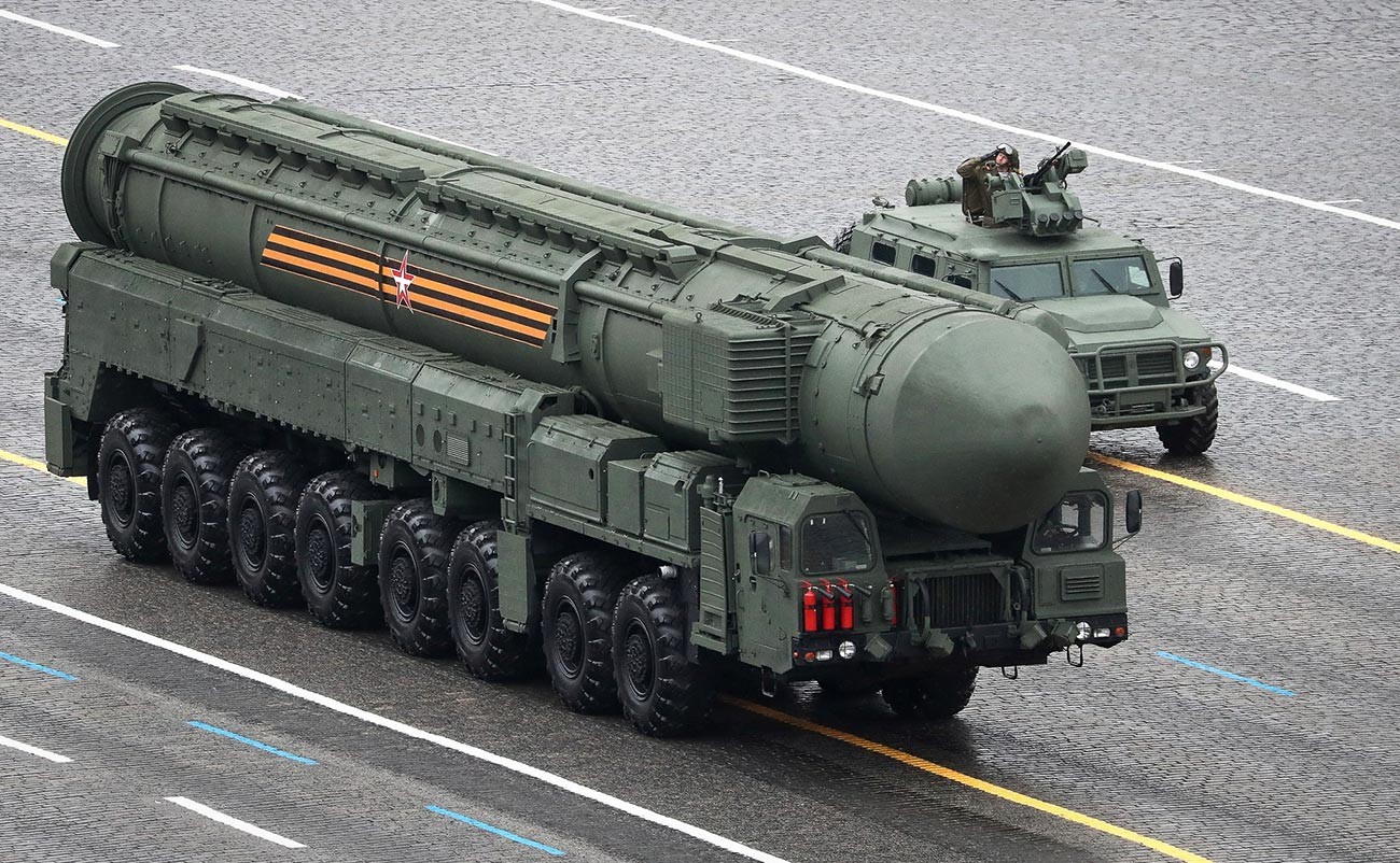 Ce RS-24 Yars armé d'un missile balistique intercontinental porte une charge utile de 10 tonnes, ce qui signifie qu'il peut être équipé de 15 missiles balistiques MIRV, chacun ayant une puissance comprise entre 150 et 300 kilotonnes.