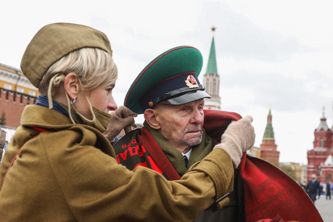 大祖国戦争戦勝76周年を記念して赤の広場で行われた軍事パレードに参加した退役軍人