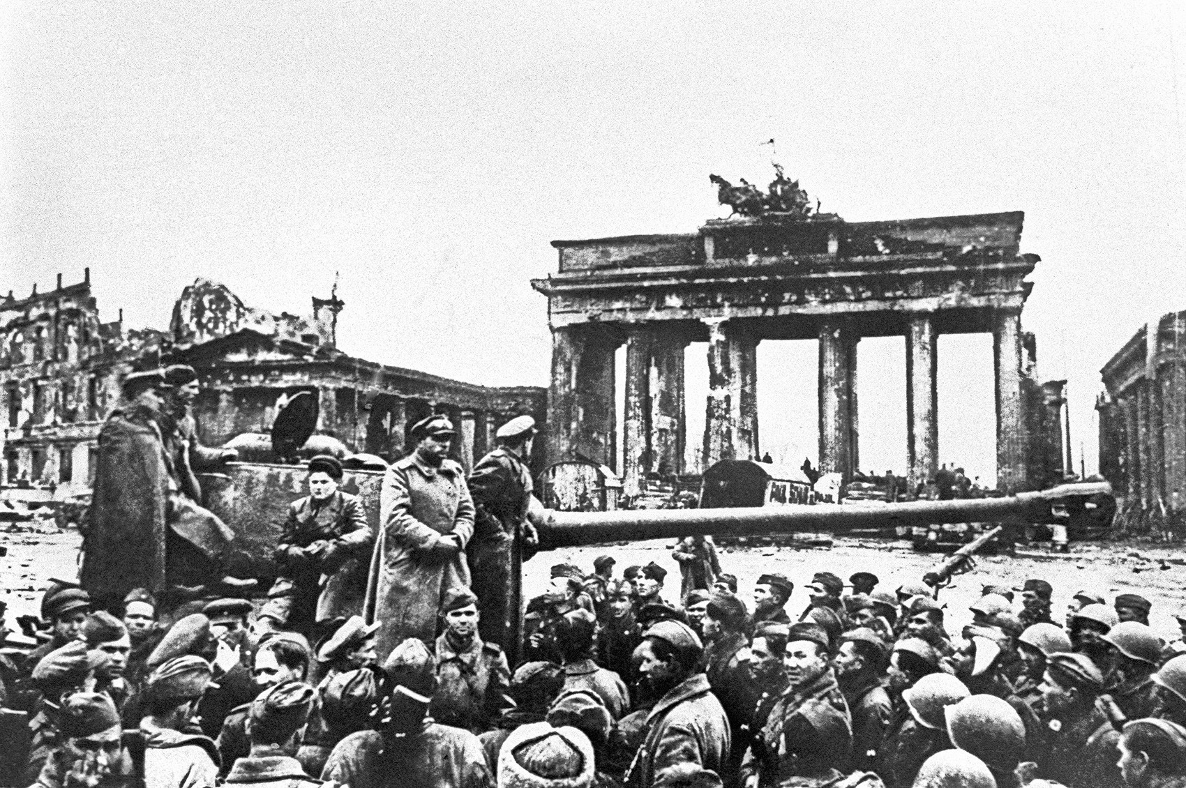 Евгениј Халдеј/ТАСС/Германија, Берлин, 2 мај 1945 година. Борците на Црвената армија пред Бранденбуршката порта по падот на Берлин во рацете на советските единици.