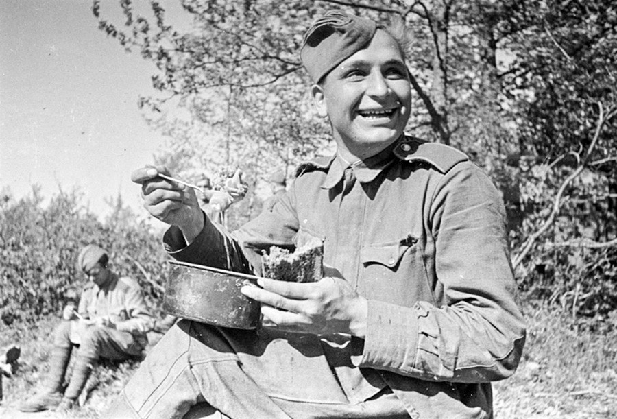 Un soldat savourant son déjeuner en première ligne
