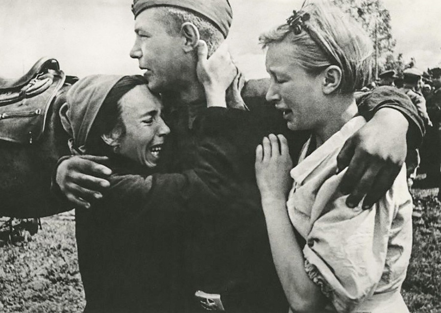 Un soldat survivant retrouve ses sœurs
