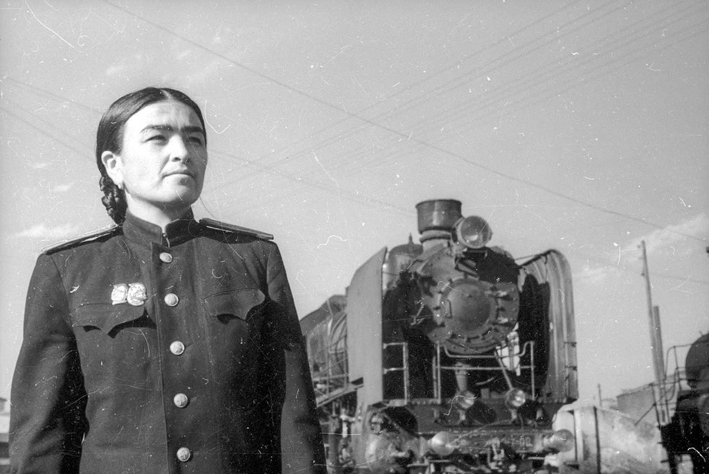 Gouliam Gassanova, conducteur de locomotive, posant à côté de son train
