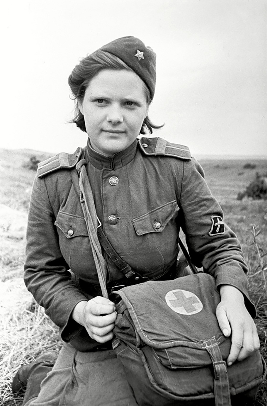 Une médecin instructrice soviétique posant dans un champ
