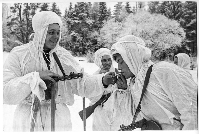 Des soldats soviétiques spécialisés pour le combat en zone montagneuse ayant une pause cigarette après une longue randonnée
