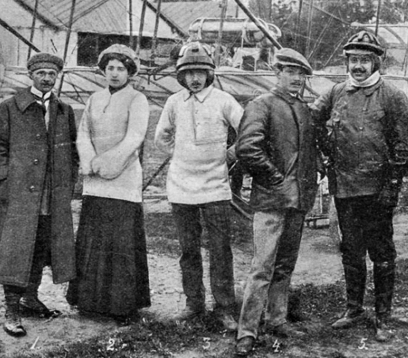 Lidia Zvéreva con cadetes e instructores de la escuela de vuelo Gamayún en un aeródromo de Gátchina. 1910.