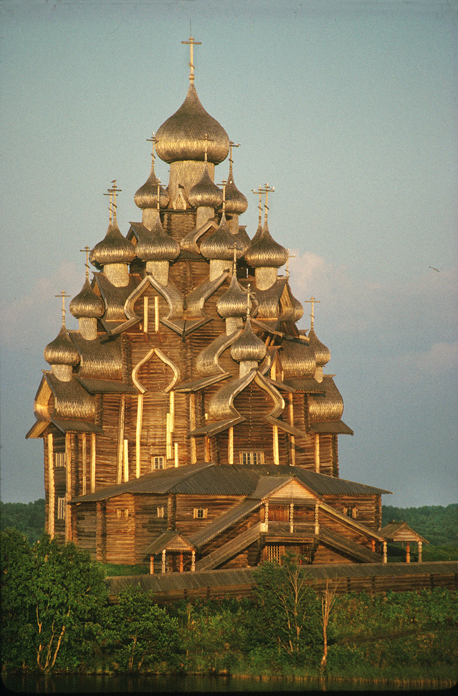 Chiesa della Trasfigurazione. Lato nord-occidentale visto alla luce del sole della tarda sera dopo un temporale. 6 agosto 1991
