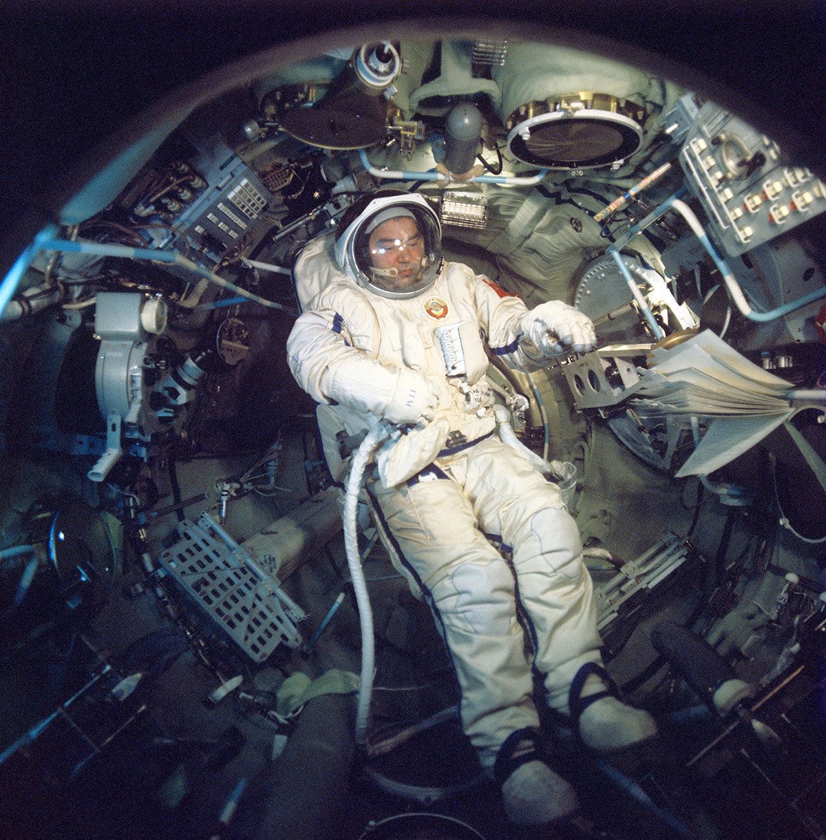 O cosmonauta soviético Gueórgui Grétchko a bordo do complexo espacial “Soiuz-26” – “Saliut-6”, 1978.
