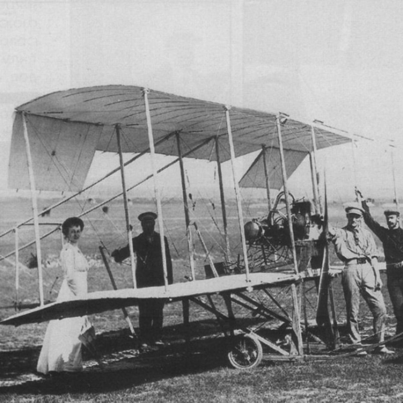 Lydia Zvereva près du premier avion russe Koudachev-1