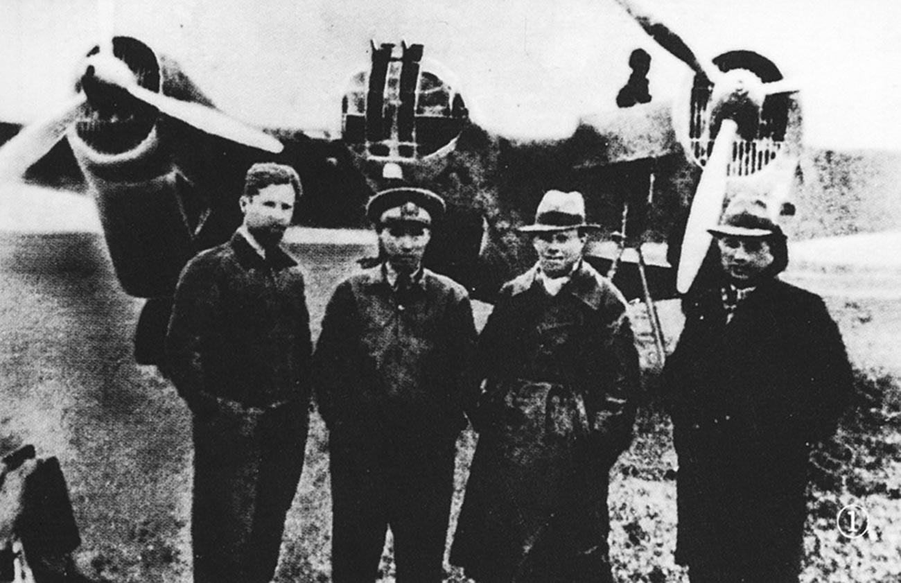Sovjetski piloti na aerodromu Hankou. Slijeva nadesno: B. B. Kamonjin, kineski pilot, A. A. Lebedev i prevoditelj.