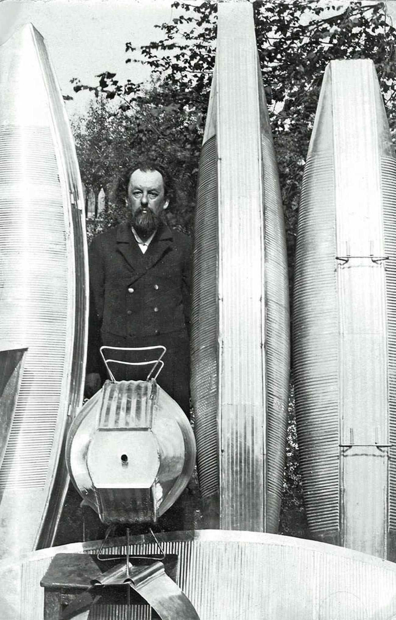 Constantin Tsiolkovski au jardin avec les modèles réduits d'un dirigeable en métal