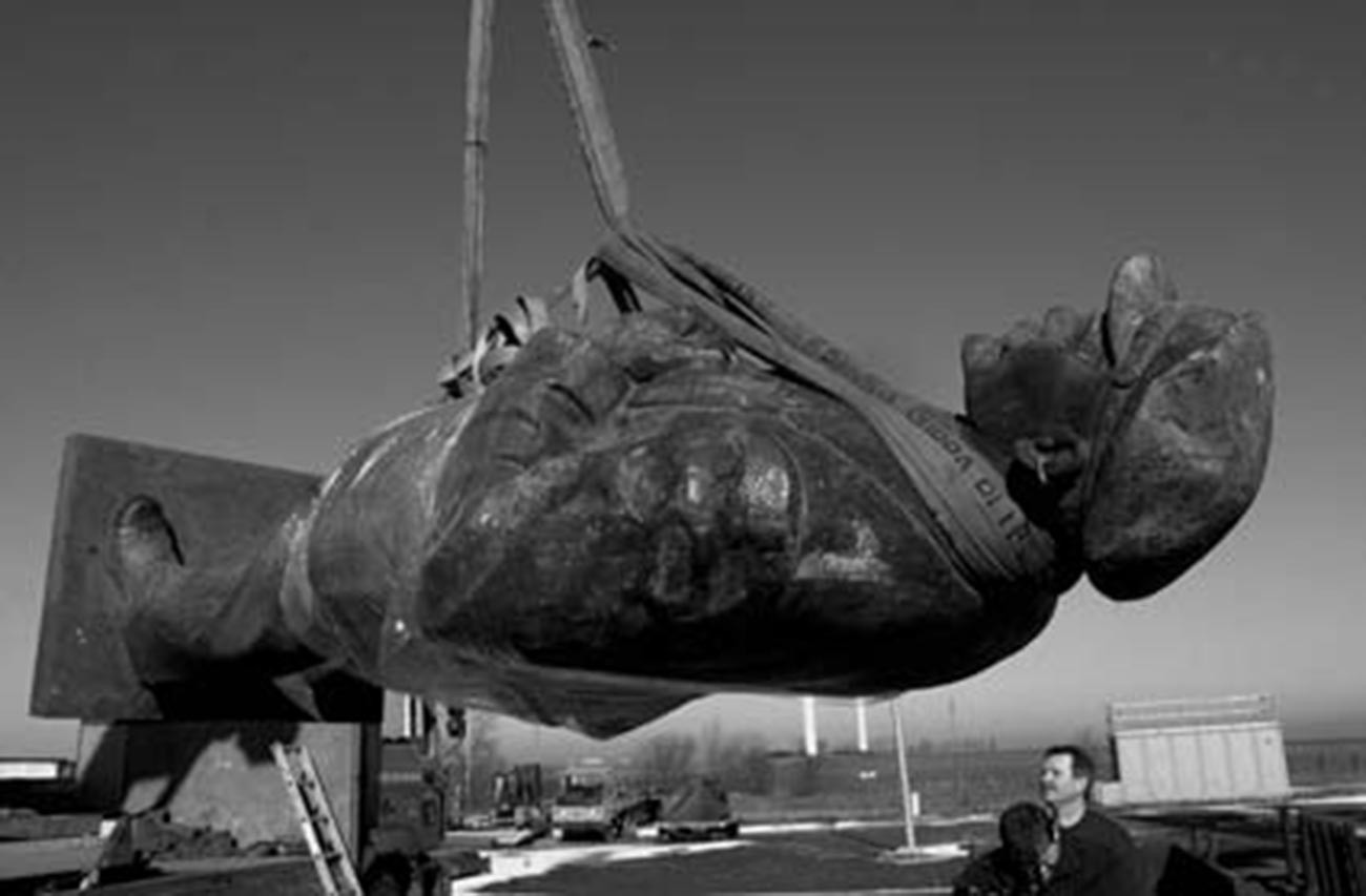 Die Lenin-Statue wird 2003 für eine Restaurierung zurück nach Eisleben transportiert.
