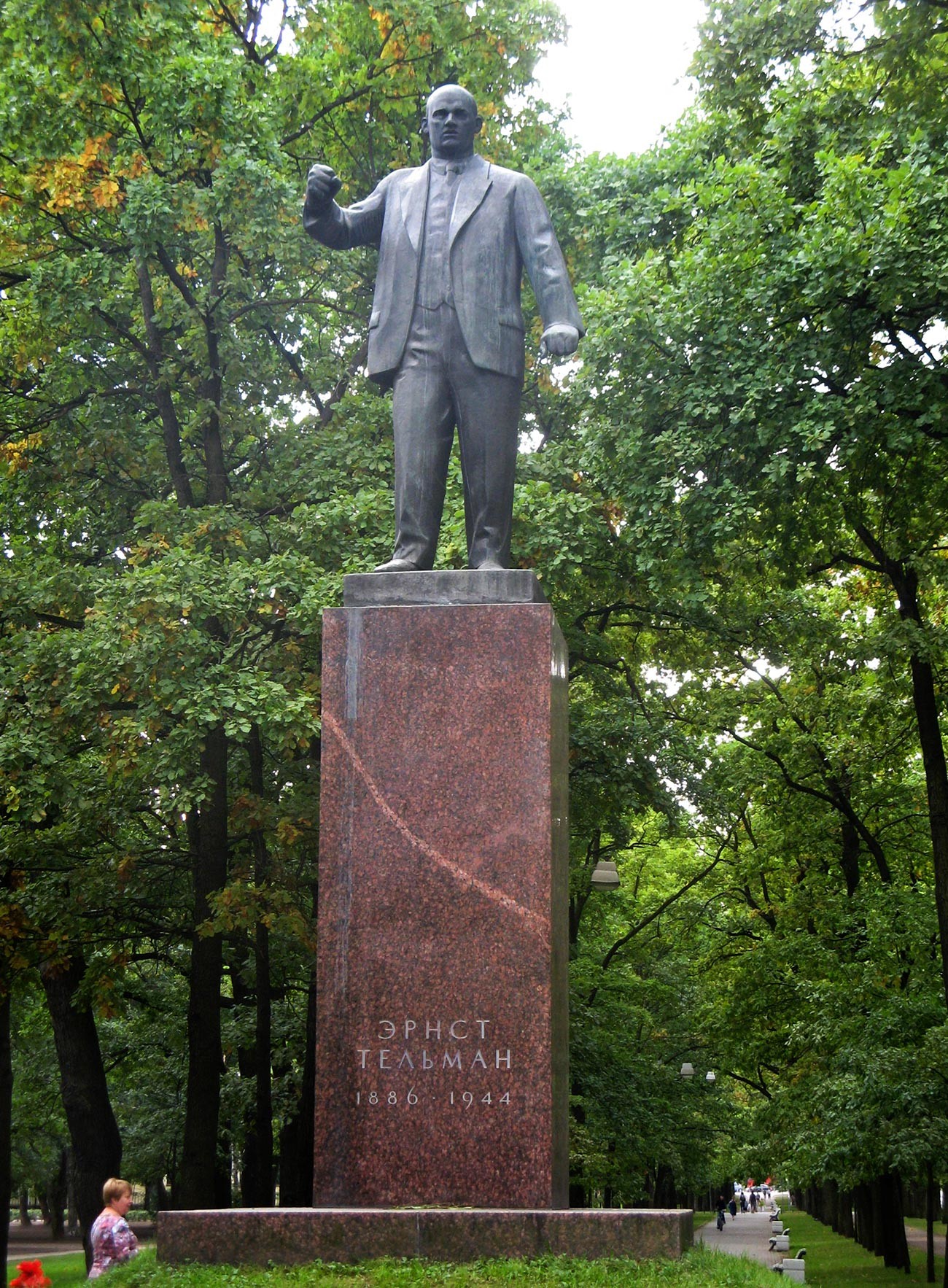 Denkmal für E. Telman: Platz an der Kreuzung der Boulevards Oktjabrski und Sofijski, Puschkin, Puschkinski Bezirk, St. Petersburg.