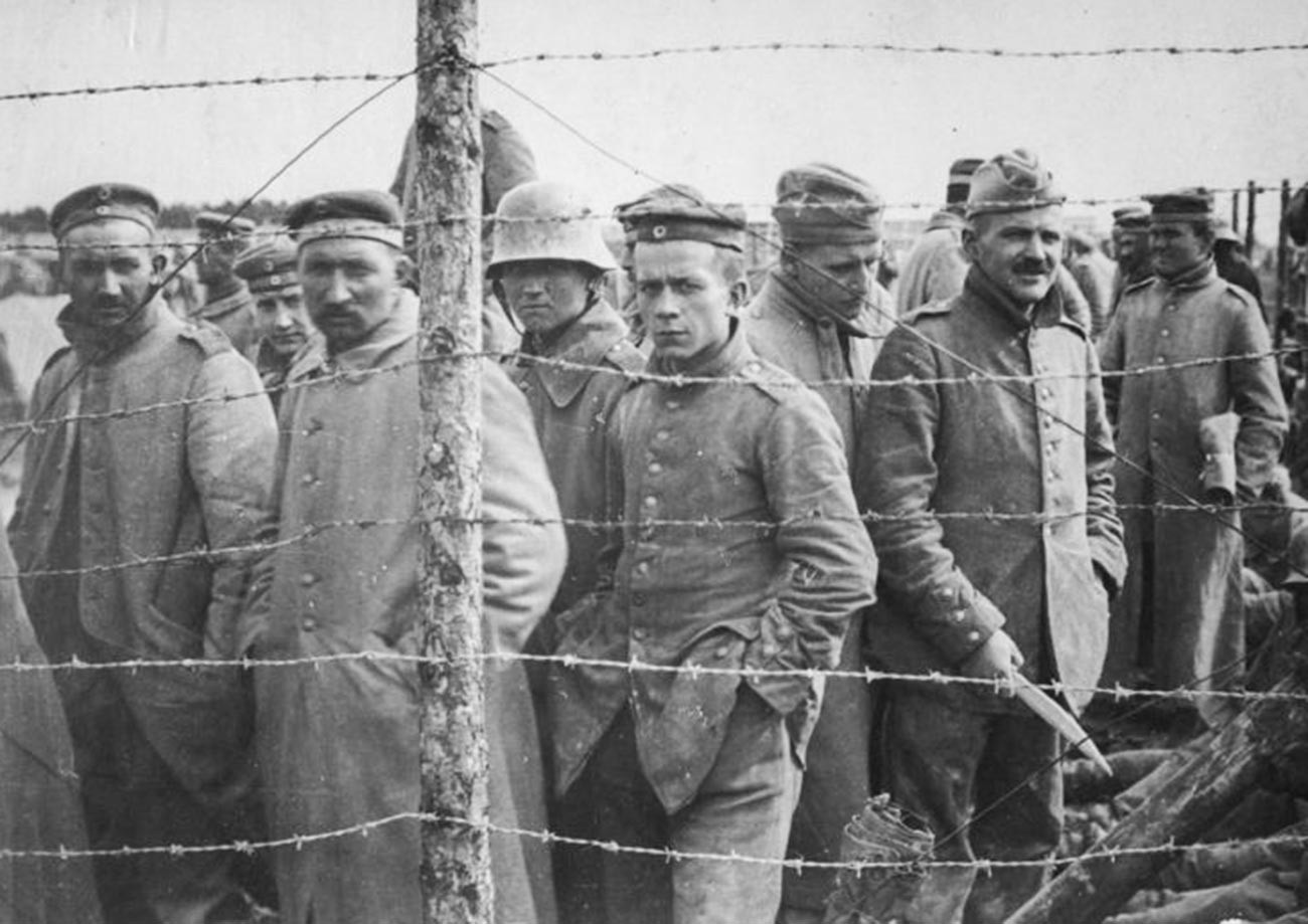Немачки ратни заробљеници постројени у логору.