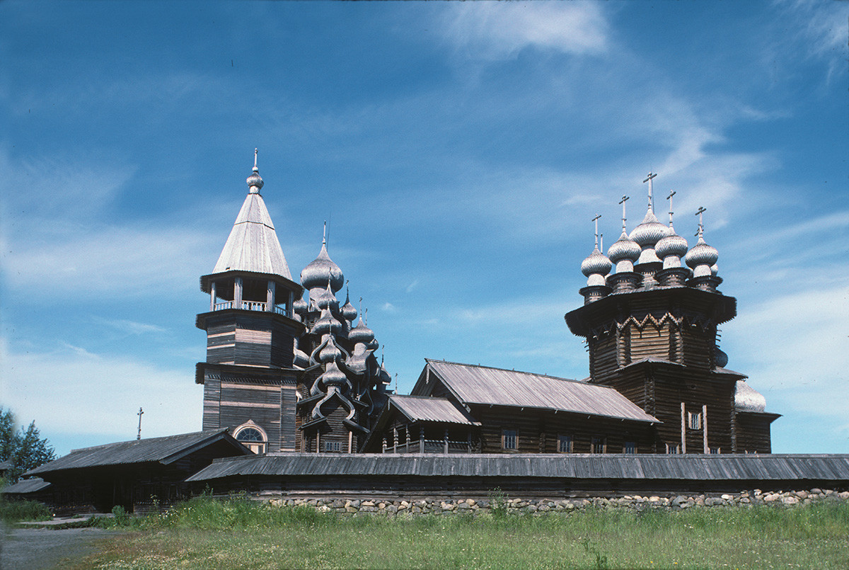Pogost de Kizhí. Vista sur con muro de piedra. Desde la izquierda: campanario, iglesia de la Transfiguración (al fondo), iglesia de la Intercesión. 13 de julio de 1993
