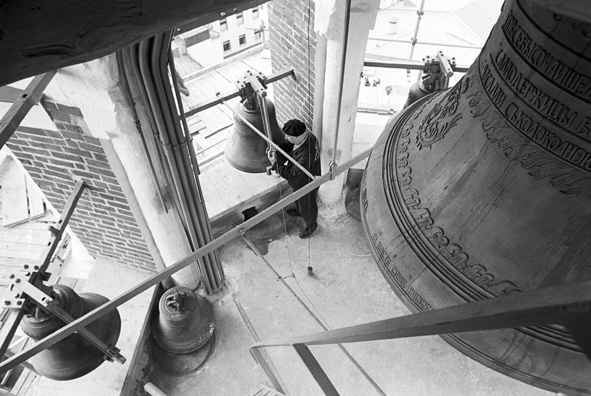 Restauratoren, die Renovierungsarbeiten am Glockenturm des Spasski-Turms durchführen. Moskau, UdSSR.
