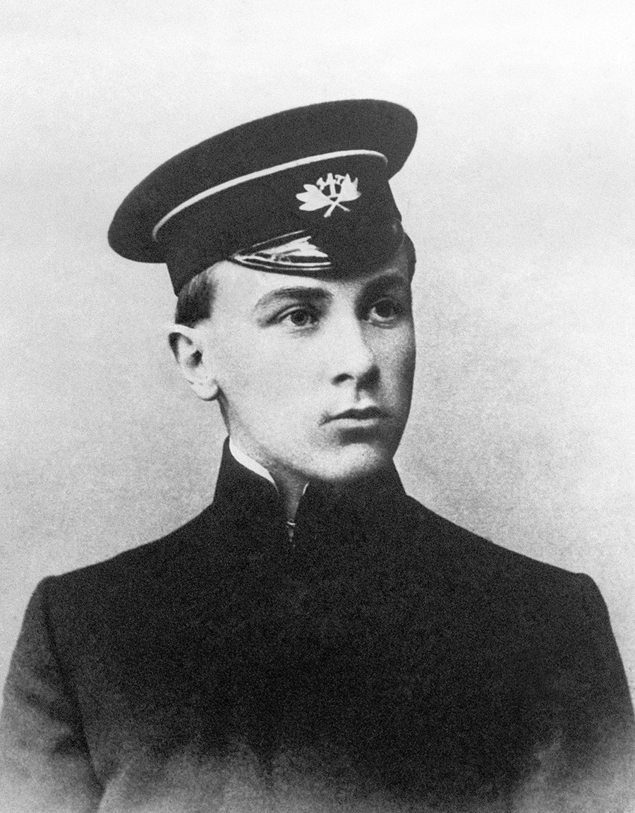 In gioventù Bulgakov seguì le orme degli zii e si iscrisse a Medicina