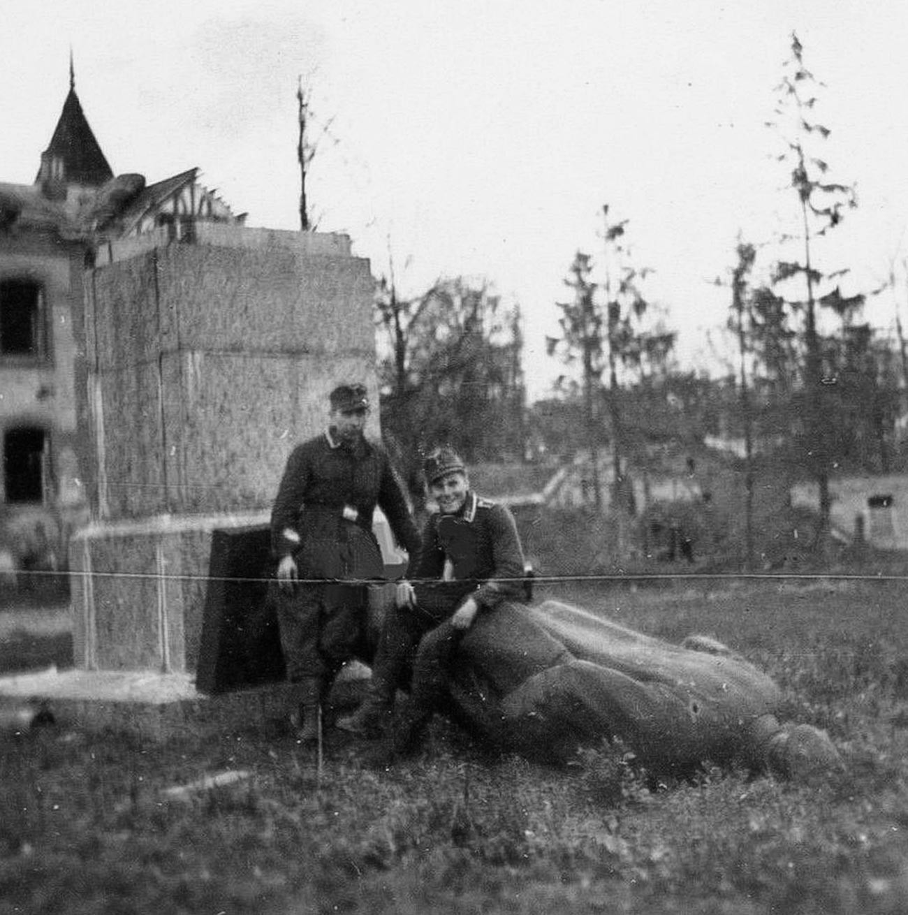 Немцы у поваленного памятника Ленину в Пушкине, 1941