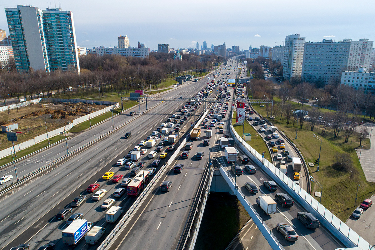 車でモスクワに入る全ての運転手のIDや通行証を確認する警察官のために出来た渋滞、2020年4月15日