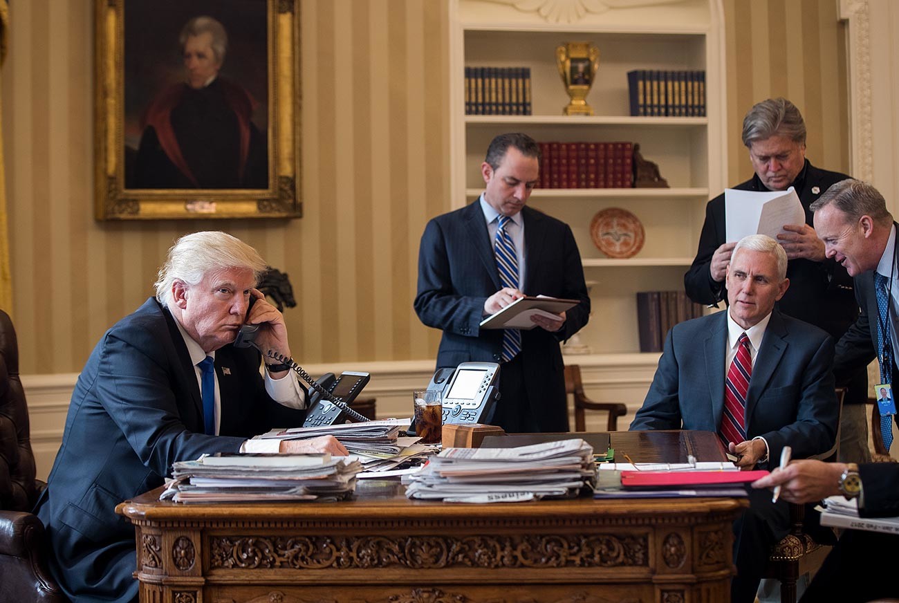 Donald Trump v Beli hiši med telefonskim pogovorom z Vladimirjem Putinom