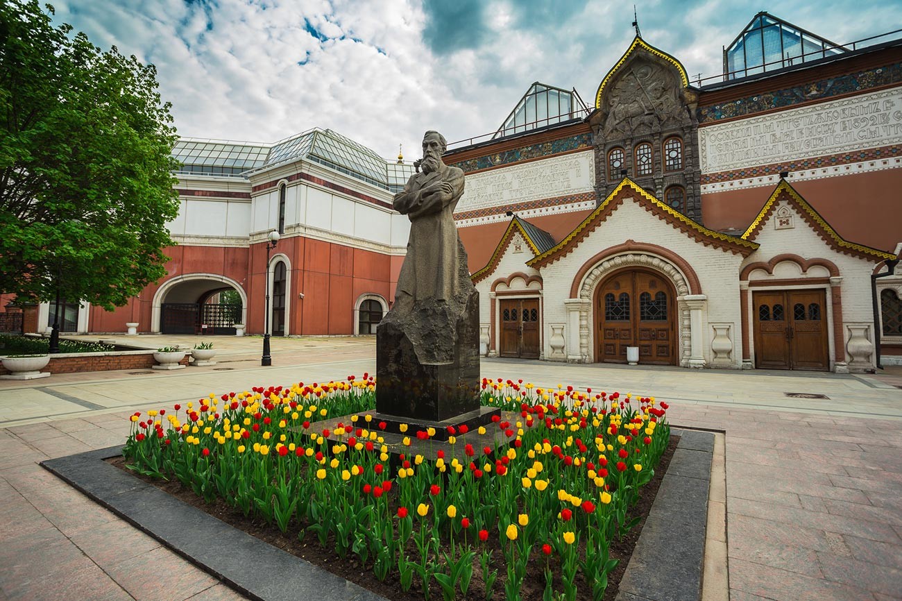 Памятник Павлу Третьякову на фоне Третьяковской галереи