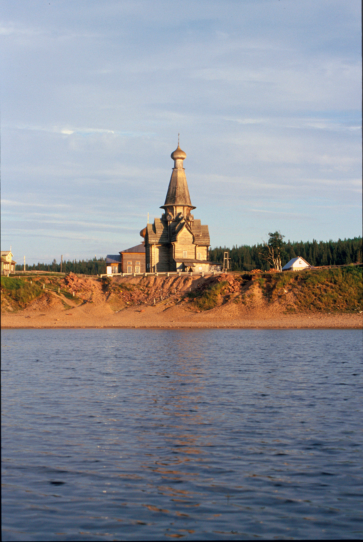 Varzuga. Vista sur del río Varzuga hacia la orilla derecha (“lado de Prechistenka”) con la iglesia de la Dormición. 21 de julio de 2001
