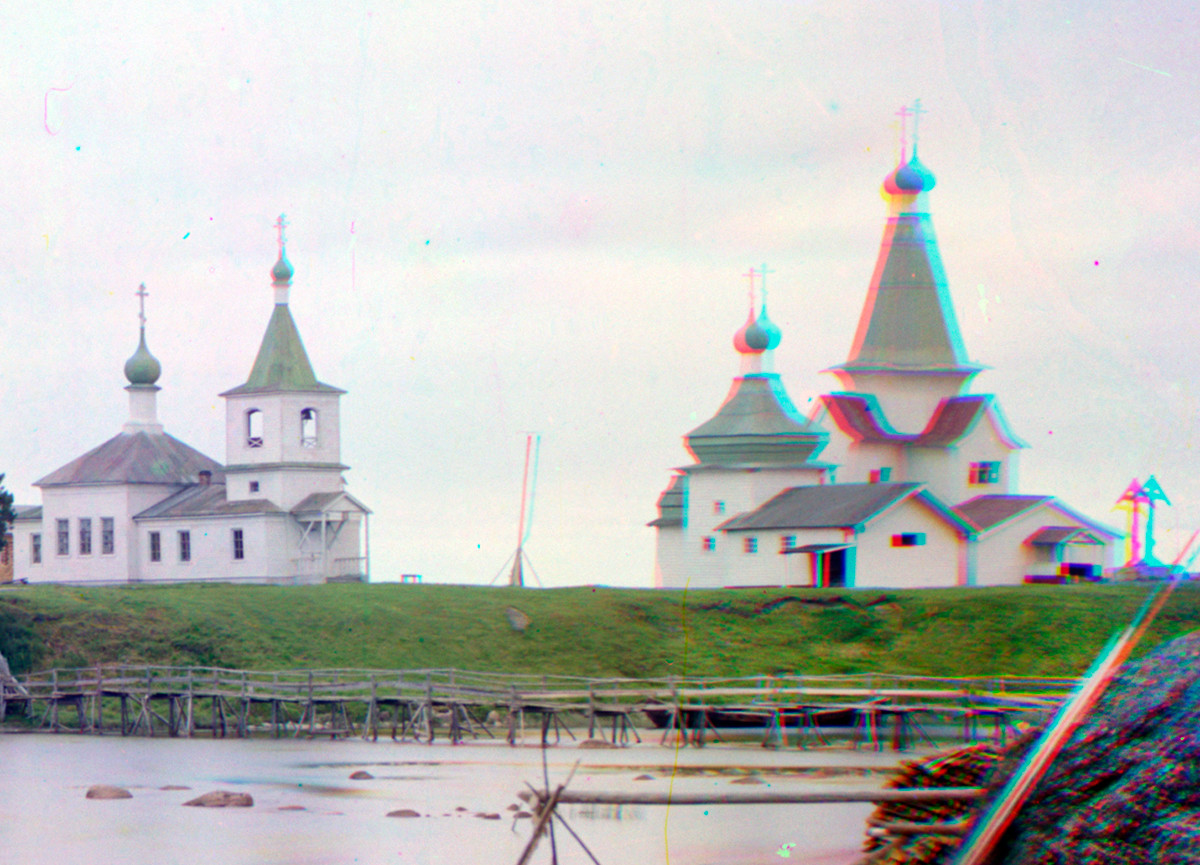 Conjunto de iglesias de madera de Shuyerétskoie. Desde la izquierda: Iglesia de San Clemente, Iglesia de Santa Paraskeva, Iglesia de San Nicolás. Verano de 1916