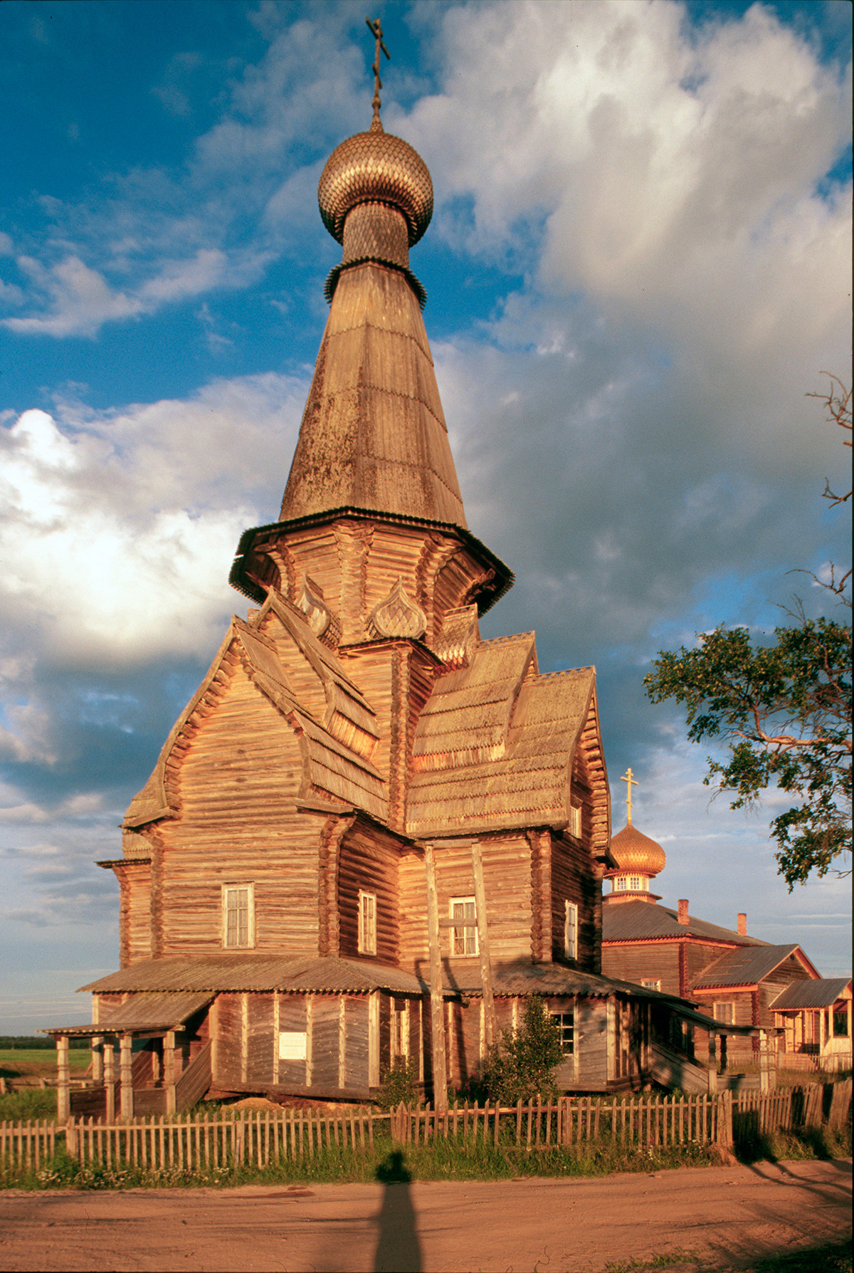 Varzuga. Iglesia de la Dormición, vista noroeste. 21 de julio de 2001