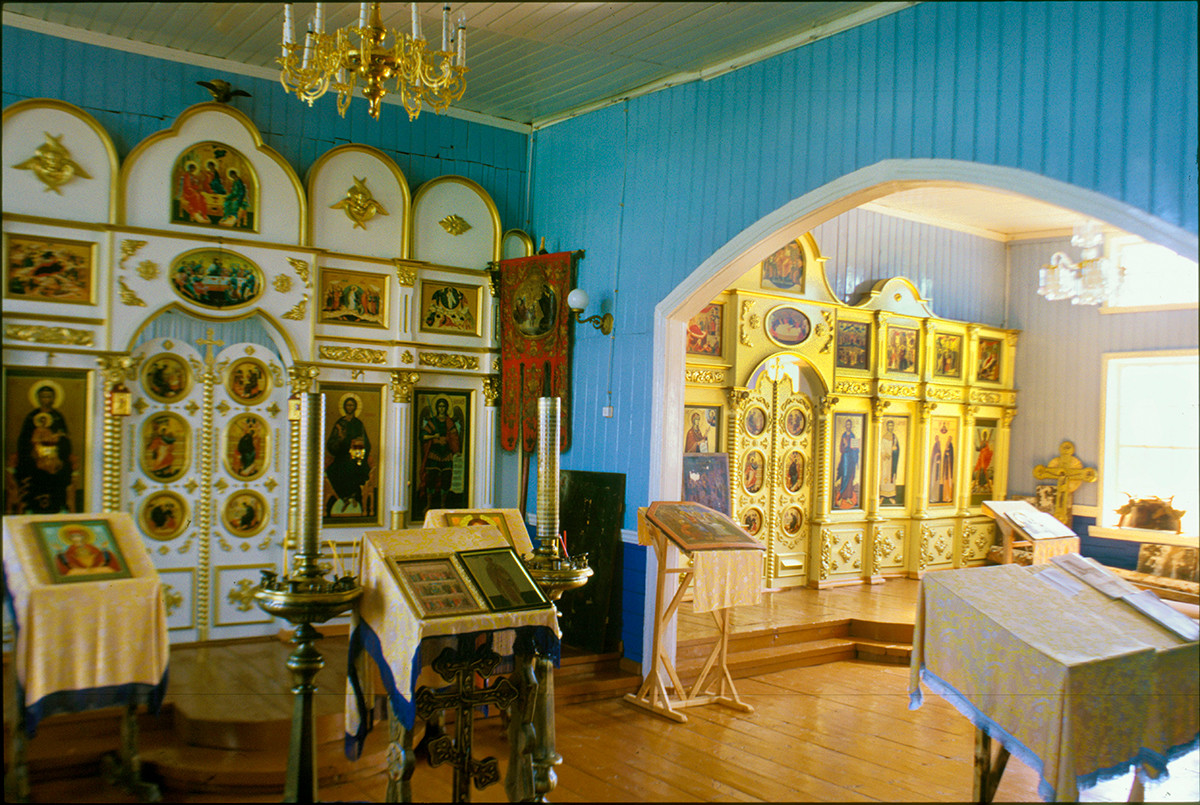 Varzuga. Iglesia de San Atanasio de Alejandría. Interior con pantallas de iconos en los altares dedicados a San Atanasio y a los Santos Zósima y Savvati. 21 de julio de 2001