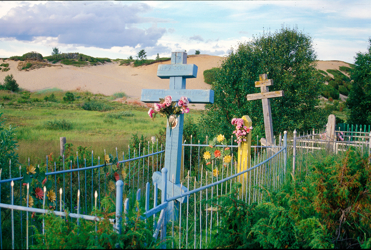 Cementerio de Varzuga en la orilla izquierda. Fondo: dunas de arena con arbustos de enebro. 21 de julio de 2001