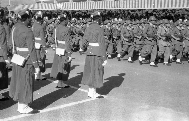 Soldados marroquíes en un desfile. 1960