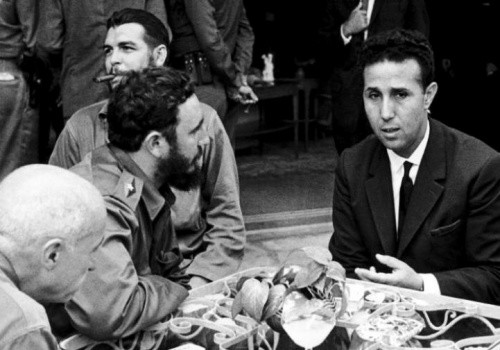 Ahmed Ben Bella junto al Che Guevara y Fidel Castro