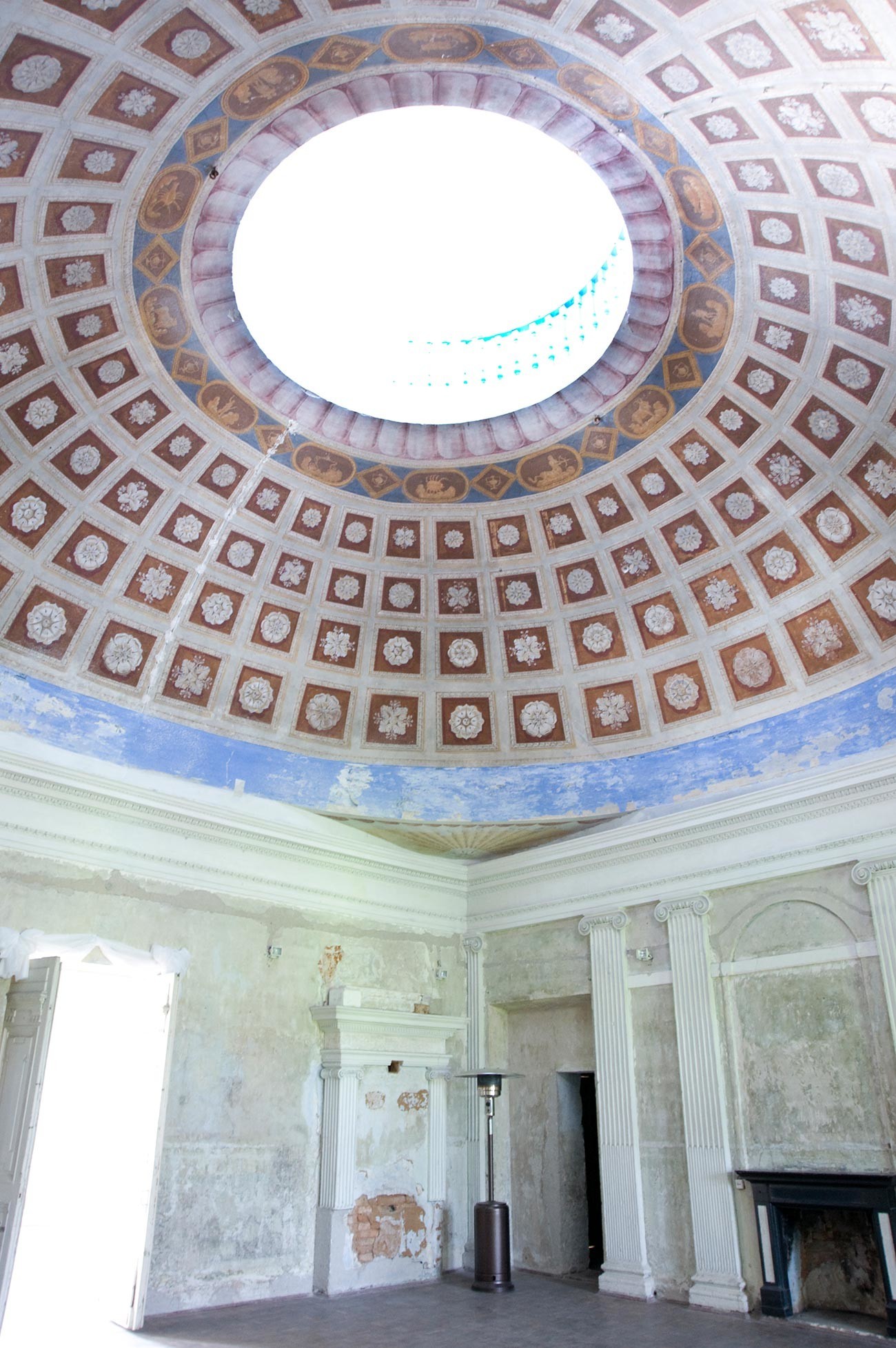 Znamenskoie-Rayok. Interior de la mansión. Gran salón con cúpula. 14 de mayo de 2010