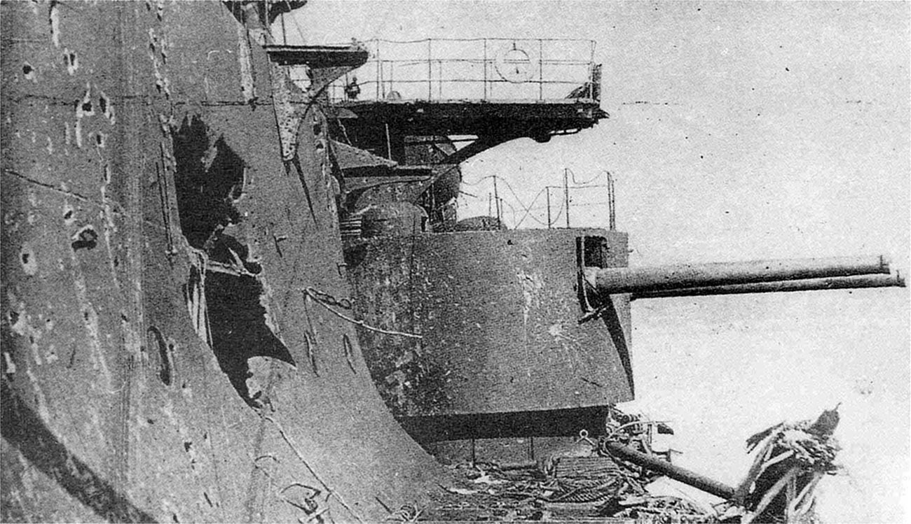 損害を受けたロシア帝国海軍のボロジノ級戦艦「オリョール」