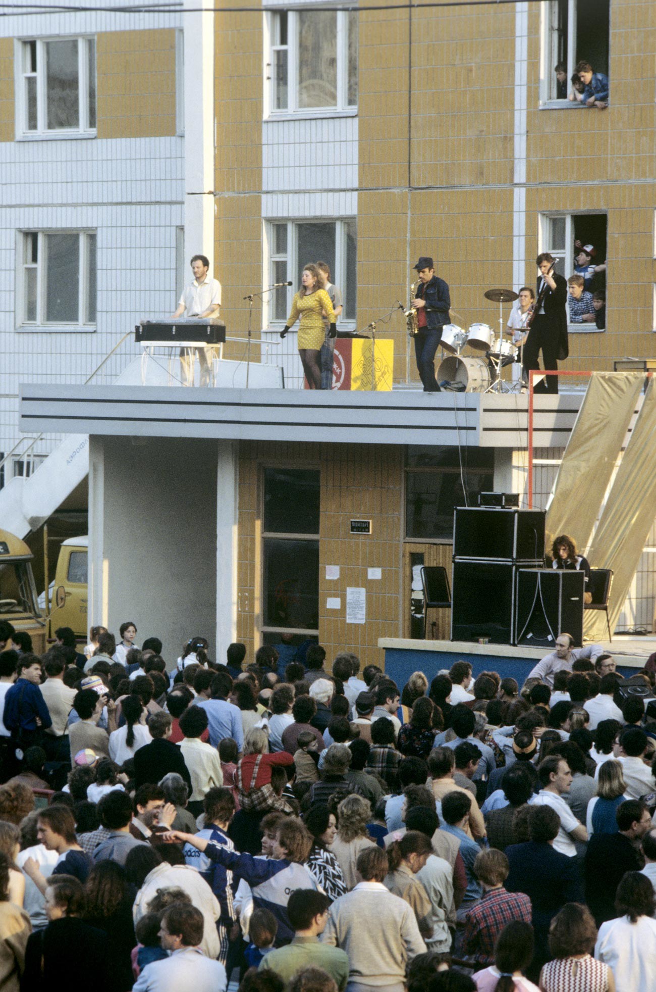 A housewarming party at the Atom residential complex for youth in Moscow.