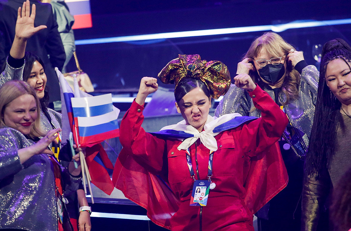 Maniža iz Rusije slavi ulazak u finale Eurosonga u Ahoy Areni u Rotterdamu, 18. svibnja 2021.