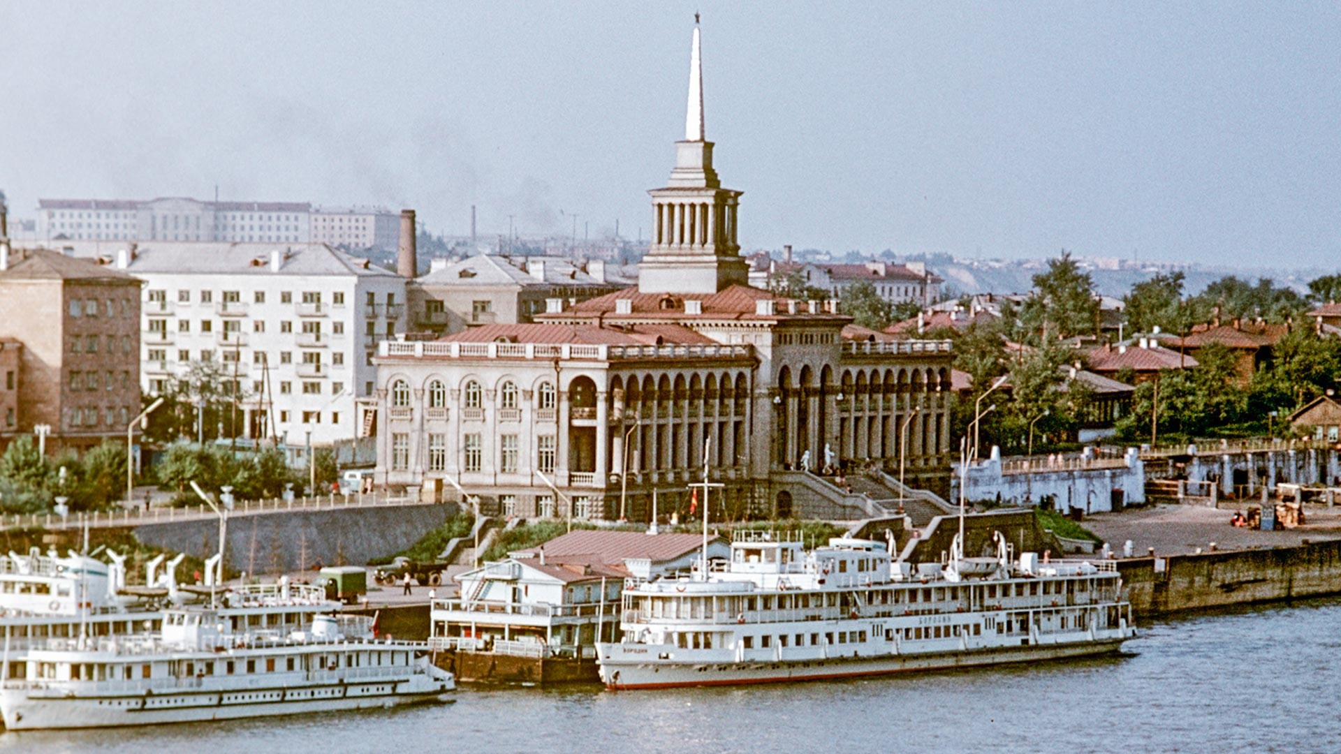 Krasnojarska riječna luka. Zdanje riječnog terminala sagrađeno je 1952. godine po projektu arhitekta Aleksandra Golubjeva. 