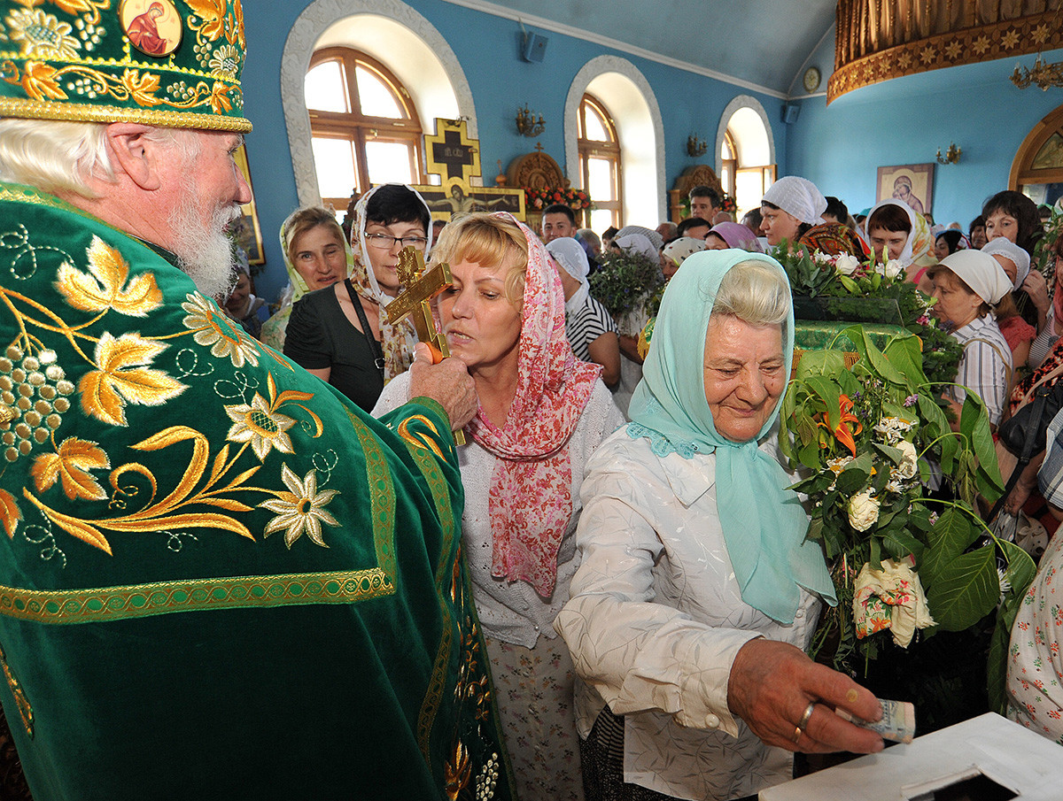  Paroissiens durant la liturgie matinale le jour de l’Ascension dans l'église de la Sainte Trinité, au monastère Iverski, à Rostov-sur-le-Don