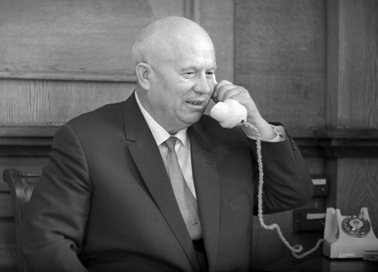 Nikita Khruschov em seu gabinete