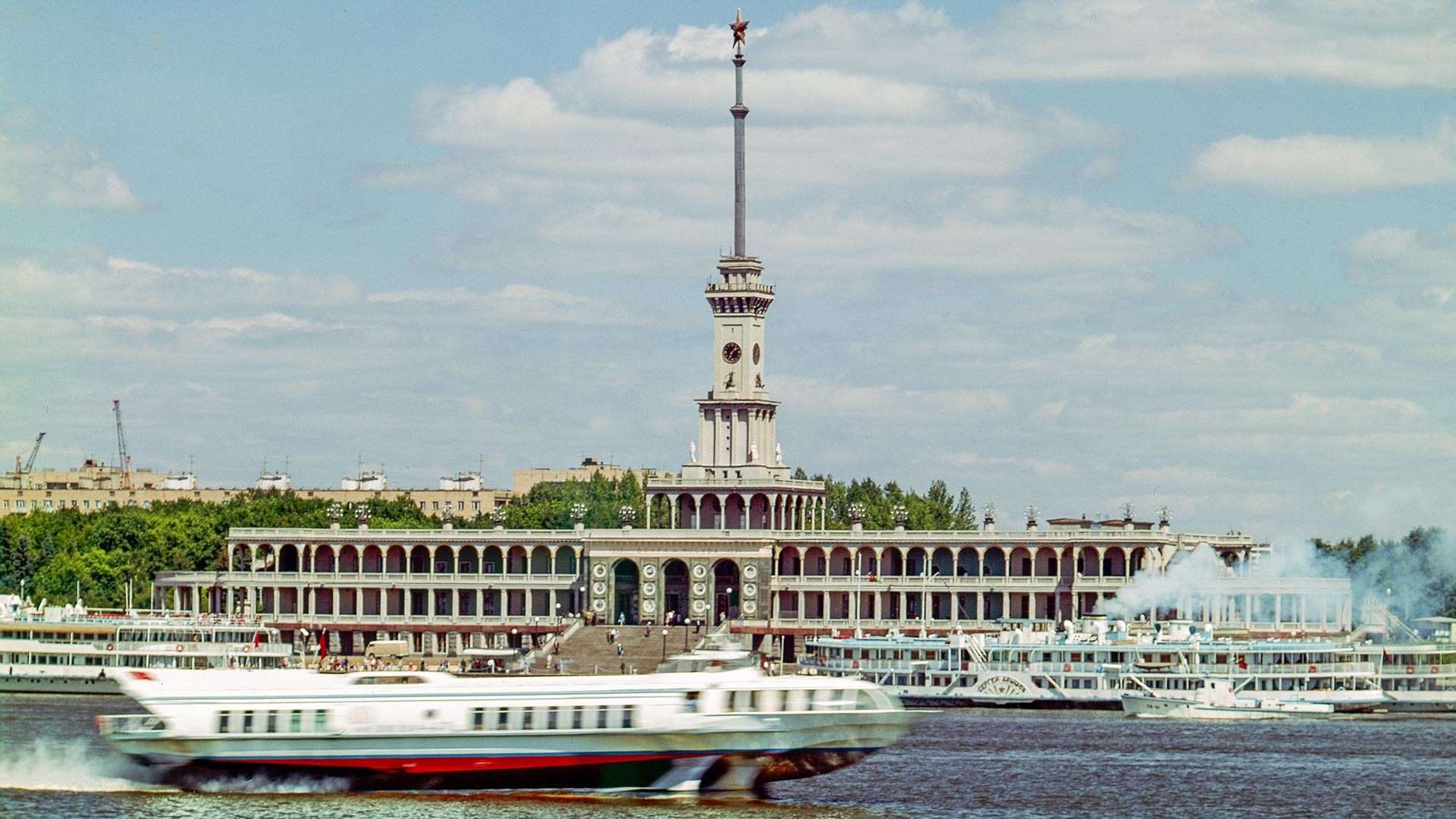 Severni rečni terminal na bregu Himkinskega akumulacijskega jezera v Moskvi