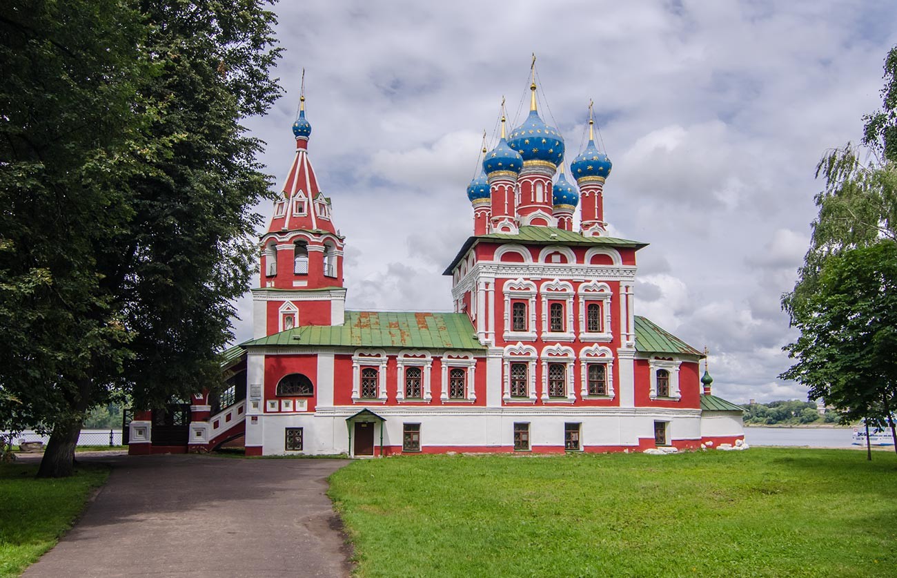Church of St. Demetrius on Blood in Uglich (17th century) marks the place where Dmitry was killed. 